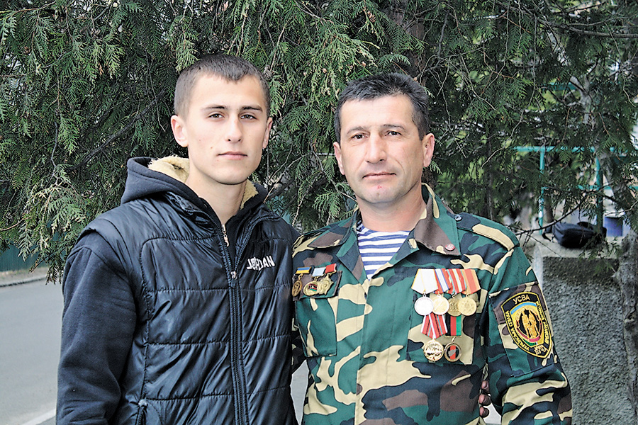 Батько та син Коваленки готові служити у війську. Фото надане автором